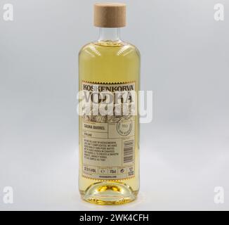 Kiev, Ukraine - 20 juillet 2023 : Studio Shoot de Koskenkorva sauna baril bouteille de vodka closeup sur blanc. C'est une boisson spiritueuse claire commune en Finlande., Banque D'Images