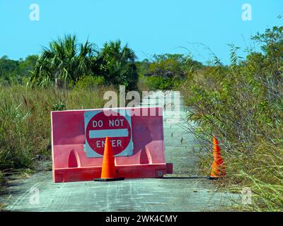 Miami, Floride, États-Unis - 18 février 2019 : route délabrée bloquée. C'était l'entrée de l'ancienne zone de loisirs Chekika dans les Everglades Banque D'Images