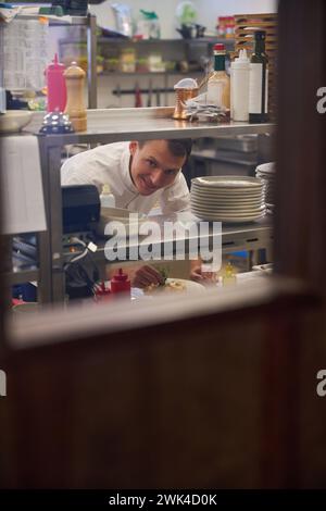 Cuire décore une portion de nourriture avec des microgreens Banque D'Images