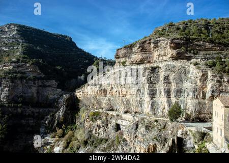 Sant Miquel del FAI est un monastère bénédictin du XIe siècle. Formation de bâtiments de falaises, Catalogne. Beutiful vue sur la montagne des collines couleur sombre gradé Banque D'Images