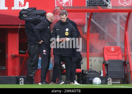 Enschede, pays-Bas. 18 février 2024. ENSCHEDE, PAYS-BAS - 18 FÉVRIER : 4e officiel Jannick van der Laan lors du match néerlandais Eredivisie entre le FC Twente et le FC Utrecht à de Grolsch Veste le 18 février 2024 à Enschede, pays-Bas. (Photo de Peter Lous/Orange Pictures) crédit : Orange pics BV/Alamy Live News Banque D'Images