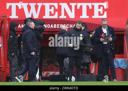 Enschede, pays-Bas. 18 février 2024. ENSCHEDE, PAYS-BAS - 18 FÉVRIER : 4e officiel Jannick van der Laan lors du match néerlandais Eredivisie entre le FC Twente et le FC Utrecht à de Grolsch Veste le 18 février 2024 à Enschede, pays-Bas. (Photo de Peter Lous/Orange Pictures) crédit : Orange pics BV/Alamy Live News Banque D'Images