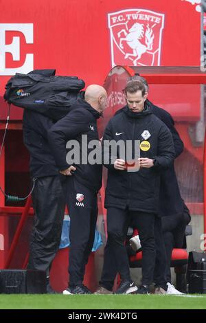 Enschede, pays-Bas. 18 février 2024. ENSCHEDE, PAYS-BAS - 18 FÉVRIER : 4e officiel Jannick van der Laan lors du match néerlandais Eredivisie entre le FC Twente et le FC Utrecht à de Grolsch Veste le 18 février 2024 à Enschede, pays-Bas. (Photo de Peter Lous/Orange Pictures) crédit : Orange pics BV/Alamy Live News Banque D'Images