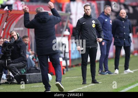 Enschede, pays-Bas. 18 février 2024. ENSCHEDE, PAYS-BAS - 18 FÉVRIER : 4e officiel Jannick van der Laan lors du match néerlandais Eredivisie entre le FC Twente et le FC Utrecht à de Grolsch Veste le 18 février 2024 à Enschede, pays-Bas. (Photo de Peter Lous/Orange Pictures) crédit : Orange pics BV/Alamy Live News Banque D'Images