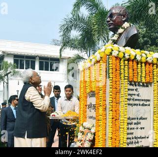 Patna, Inde. 18 février 2024. PATNA, INDE - 17 FÉVRIER : le ministre en chef du Bihar, Nitish Kumar, rend hommage à Bharat Ratna Jannayak Karpoori Thakur à l'occasion de son anniversaire de mort au Musée Karpoori le 17 février 2024 à Patna, en Inde. (Photo de Santosh Kumar/Hindustan Times/Sipa USA ) crédit : Sipa USA/Alamy Live News Banque D'Images