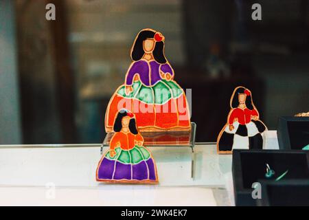 Madrid, Espagne. 7 mai 2023 Las Meninas par Velazquez en robes bouffantes. Trois poupées décoratives multicolores. Décoration en verre. Souvenir traditionnel espagnol Banque D'Images