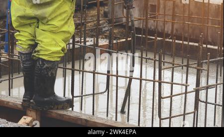 Béton coulé sur place. Béton humide de niveau constructeur. Travaux de béton sur chantier de construction Banque D'Images