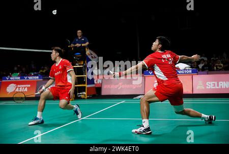 Kuala Lumpur, Malaisie. 18 février 2024. XIe Hao Nan (à droite) et Zeng Wei Han, de Chine, vus en action contre Priya Konjengbam et Shruti Mishra, d'Inde (non photographié) lors de la finale des doubles hommes aux championnats d'Asie par équipe de Badminton 2024 au Setia City Convention Centre à Shah Alam. XIe Hao Nan et Zeng Wei Han ont gagné avec les scores ; 21/16/23 : 16/21/21. Crédit : SOPA images Limited/Alamy Live News Banque D'Images