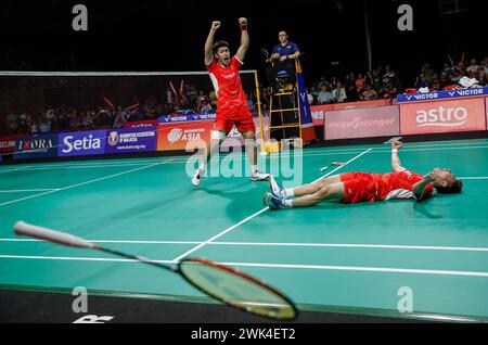 Kuala Lumpur, Malaisie. 18 février 2024. XIe Hao Nan (G) et Zeng Wei Han, de Chine, célèbrent leur victoire contre Aaron Chia et Soh Wooi Yik, de Malaisie (non représenté sur la photo) lors de la finale des doubles hommes aux Championnats d'Asie par équipes de Badminton 2024 au Setia City Convention Centre de Shah Alam. XIe Hao Nan et Zeng Wei Han ont gagné avec les scores ; 21/16/23 : 16/21/21. Crédit : SOPA images Limited/Alamy Live News Banque D'Images