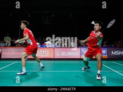 Kuala Lumpur, Malaisie. 18 février 2024. XIe Hao Nan (à droite) et Zeng Wei Han, de Chine, vus en action contre Priya Konjengbam et Shruti Mishra, d'Inde (non photographié) lors de la finale des doubles hommes aux championnats d'Asie par équipe de Badminton 2024 au Setia City Convention Centre à Shah Alam. XIe Hao Nan et Zeng Wei Han ont gagné avec les scores ; 21/16/23 : 16/21/21. Crédit : SOPA images Limited/Alamy Live News Banque D'Images