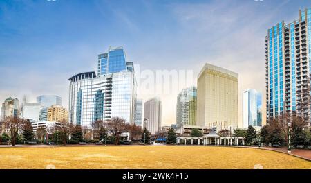 Charlotte, NC, USA - 12-27-2023, vue sur les gratte-ciel du centre-ville moderne de Charlotte depuis le parc Romare Bearden Banque D'Images