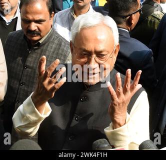 Patna, Inde. 18 février 2024. PATNA, INDE - 17 FÉVRIER : le ministre en chef du Bihar, Nitish Kumar, s'entretient avec des représentants des médias lors de la cérémonie d'anniversaire de la mort de Bharat Ratna Jannayak Karpoori Thakur au Musée Karpoori le 17 février 2024 à Patna, en Inde. (Photo de Santosh Kumar/Hindustan Times/Sipa USA ) crédit : Sipa USA/Alamy Live News Banque D'Images