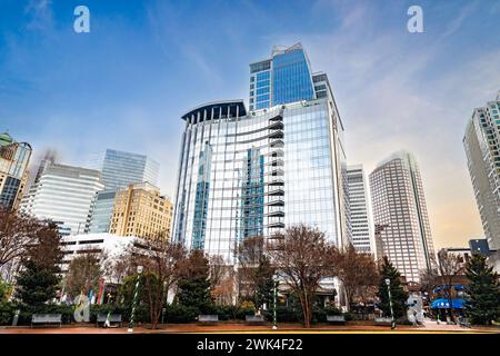 Charlotte, NC, USA - 12-27-2023, vue sur les gratte-ciel du centre-ville moderne de Charlotte depuis le parc Romare Bearden Banque D'Images