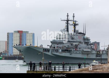 Porte-avions italien Giuseppe Garibaldi C 551 quittant Portsmouth en février 2024. Vue partielle avec rangée de photographes sur la jetée Victoria. Banque D'Images