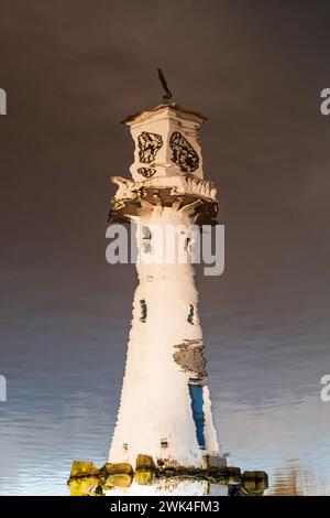 Roath Park Lake à Cardiff. Le phare commémoratif Scott est à la mémoire du capitaine Scott qui est parti de Cardiff pour son expédition polaire Banque D'Images