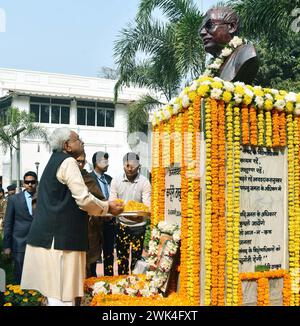 Patna, Inde. 18 février 2024. PATNA, INDE - 17 FÉVRIER : le ministre en chef du Bihar, Nitish Kumar, rend hommage à Bharat Ratna Jannayak Karpoori Thakur à l'occasion de son anniversaire de mort au Musée Karpoori le 17 février 2024 à Patna, en Inde. (Photo de Santosh Kumar/Hindustan Times/Sipa USA ) crédit : Sipa USA/Alamy Live News Banque D'Images