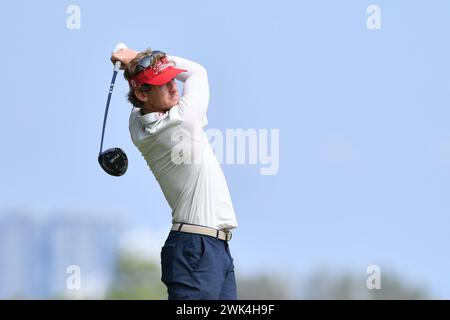 SERDANG - 18 février : Jared du toit du Canada a tiré son tee au 4e trou lors de la ronde finale 0f IRS Prima Malaysia Open 2024 au Mines Resort & Golf Club, Serdang, Selangor, Malaisie le 18 février 2024. (Photo d'Ali Mufti) crédit : Ali Mufti/Alamy Live News Banque D'Images