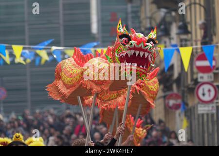 Turin, Italie - 18 février 2024 : danse du dragon pendant la parade du nouvel an chinois dans les rues du centre-ville Banque D'Images