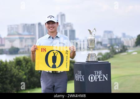 SERDANG - 18 février : Jeunghun Wang de Corée pose avec le drapeau ouvert après le dernier tour 0f IRS Prima Malaysia Open 2024 au Mines Resort & Golf Club, Serdang, Selangor, Malaisie le 18 février 2024. (Photo d'Ali Mufti) crédit : Ali Mufti/Alamy Live News Banque D'Images