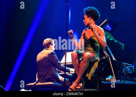 Célia Kameni. La chanteuse, compositrice, interprète de jazz française Célia Kameni avec le groupe The Amazing Keystone Big Band aux éclats d’Email Jazz édition Banque D'Images