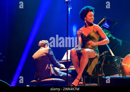 Célia Kameni. La chanteuse, compositrice, interprète de jazz française Célia Kameni avec le groupe The Amazing Keystone Big Band aux éclats d’Email Jazz édition Banque D'Images