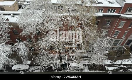 New York, NY - 17 février 2024 : une neige collante montre sa beauté dans le quartier de Chelsea à Manhattan Banque D'Images