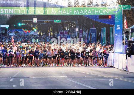 Austin, Texas, États-Unis. 18 février 2024 : les coureurs d'élite s'alignent pour le départ du marathon d'Austin. Austin, Texas. Mario Cantu/CSM. Crédit : Cal Sport Media/Alamy Live News Banque D'Images