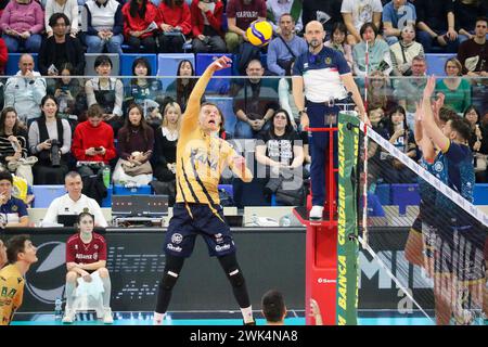 Milan, Italie. 18 février 2024. DONOVAN DZAVORONOK (RANA VERONA) pendant Allianz Milano vs Rana Verona, match de Superligue de volleyball Italien Serie A Men à Milan, Italie, 18 février 2024 crédit : Agence photo indépendante/Alamy Live News Banque D'Images