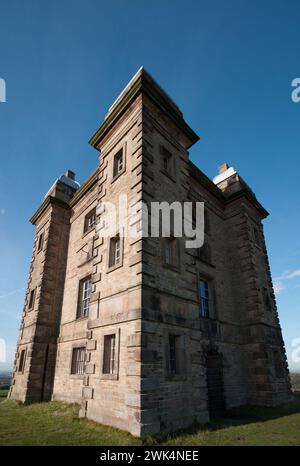 Une tour de chasse du début du XVIIIe siècle, connue sous le nom de cage, à Lyme Park, Cheshire, Royaume-Uni Banque D'Images