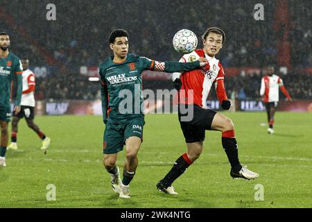 ROTTERDAM - Shawn Adewoye du RKC Waalwijk, Ayase Ueda du Feyenoord lors du match néerlandais Eredivisie entre Feyenoord et RKC Waalwijk au Feyenoord Stadion de Kuip le 18 février 2024 à Rotterdam, pays-Bas. ANP MAURICE VAN STEEN Banque D'Images