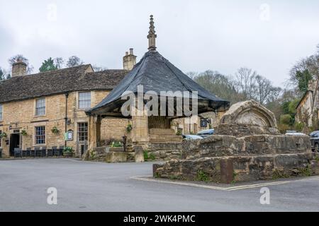 Castle Combe/Angleterre- 24 mars 2017 : Castle Combe Market Cross. Castle Combe est un village dans la région Cotswolds de beauté naturelle dans le Wiltshire Banque D'Images
