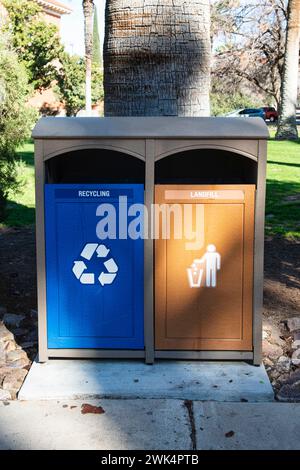 Corbeilles de recyclage colorées sur le campus de l'Université de l'Arizona à Tucson, Arizona Banque D'Images