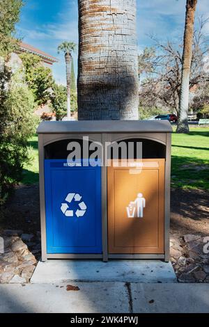 Corbeilles de recyclage colorées sur le campus de l'Université de l'Arizona à Tucson, Arizona Banque D'Images