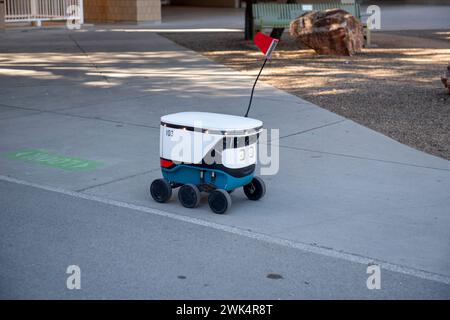 Robot de livraison sur le campus de l'Université de l'Arizona à Tucson, se dirigeant vers le destinataire sans aide. Banque D'Images