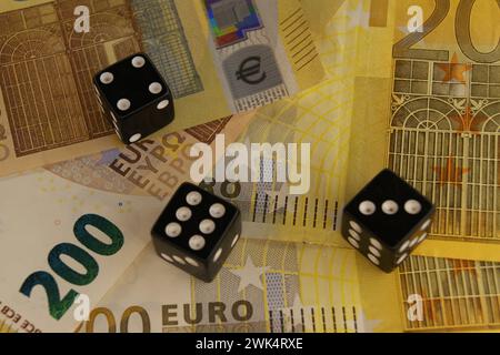 Casino et jeux d'argent. Trois dés sur de nouveaux billets de 200 euros. Banque D'Images