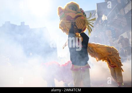 Boston, Massachusetts, États-Unis. 18 février 2024. Deux artistes portant un costume de lion doré dansent alors qu'ils sont entourés de fumée à la parade de danse du lion du nouvel an chinois de Boston dans le quartier Chinatown de Boston, Massachusetts, le dimanche 18 février 2024. (Crédit image : © Andrew Burke-Stevenson/ZUMA Press Wire) USAGE ÉDITORIAL SEULEMENT! Non destiné à UN USAGE commercial ! Crédit : ZUMA Press, Inc/Alamy Live News Banque D'Images