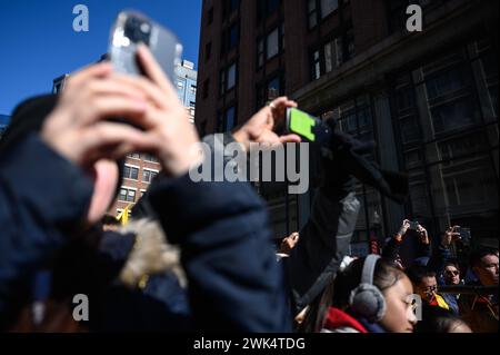 Boston, Massachusetts, États-Unis. 18 février 2024. Les spectateurs enregistrent la parade de danse du lion du nouvel an chinois de Boston dans le quartier Chinatown de Boston, Massachusetts, le dimanche 18 février 2024. (Crédit image : © Andrew Burke-Stevenson/ZUMA Press Wire) USAGE ÉDITORIAL SEULEMENT! Non destiné à UN USAGE commercial ! Crédit : ZUMA Press, Inc/Alamy Live News Banque D'Images