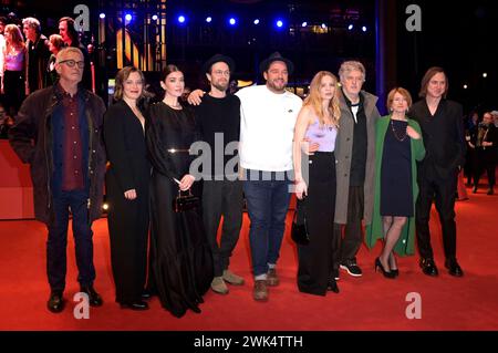 Hans-Uwe Bauer, Saskia Rosendahl, Anna Bederke, Robert Gwisdek, Ronald Zehrfeld, Lilith Stangenberg, Matthias Glasner, Corinna Harfouch und Lars Eidinger BEI der Premiere des Kinofilms Sterben / Dying auf der Berlinale 2024 / 74. Internationale Filmfestspiele Berlin im Berlinale Palast. Berlin, 18.02.2024 *** Hans Uwe Bauer, Saskia Rosendahl, Anna Bederke, Robert Gwisdek, Ronald Zehrfeld, Lilith Stangenberg, Matthias Glasner, Corinna Harfouch et Lars Eidinger lors de la première du long métrage Sterben Dying au Festival international du film de Berlin de la Berlinale 2024 74 au Palast B de la Berlinale Banque D'Images