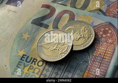 2 pièces en euros sur les billets de 20 euros. Monnaie de la zone euro. Banque D'Images