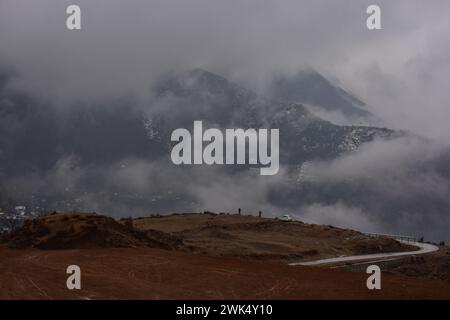 Les habitants marchent le long de la colline pendant une journée pluvieuse à la périphérie de Srinagar, la capitale estivale du Jammu-et-Cachemire. Des chutes de neige fraîches ont été signalées dans les parties supérieures du Cachemire, tandis que les plaines ont connu des pluies, entraînant une baisse significative des températures. Le bureau météorologique a prévu des chutes de neige modérées à fortes ou des précipitations dans la vallée du Cachemire pour les trois prochains jours. Banque D'Images