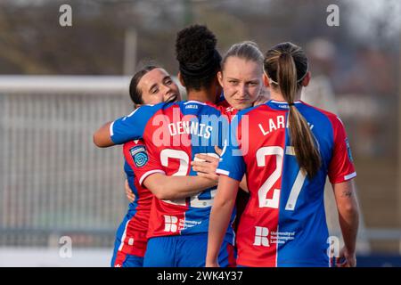 Sutton, Royaume-Uni. 18 février 2024. The VBS Community Stadium, Sutton, Angleterre, 18 février 2024 BUT 3-0 les joueurs de Crystal Palace célèbrent l'après-coup de l'attaquant de Crystal Palace Shanade Hopcroft (24) lors du match de championnat FA Womens entre Crystal Palace et Blackburn Rovers au VBS Community Stadium, Sutton, Angleterre (Stephen Flynn/SPP) crédit : SPP Sport Press photo. /Alamy Live News Banque D'Images