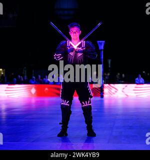 NOTTINGHAM, ROYAUME-UNI. 17 février 24. L'artiste effectue un spectacle de lumière avant Strathclyde Sirens v Team Bath lors de l'ouverture de la saison 2024 de Netball Super League à Motorpoint Arena le samedi 17 février 2024, NOTTINGHAM, ANGLETERRE. Crédit : Taka G Wu/Alamy Live News Banque D'Images