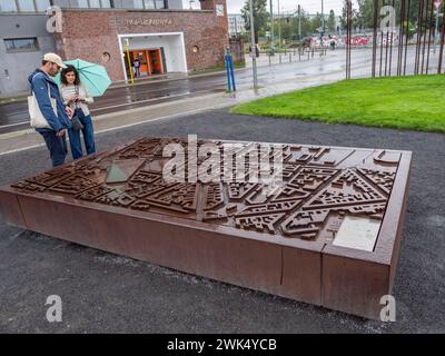 Visiteurs regardant la maquette à l'échelle montrant le site du Mémorial du mur de Berlin sous forme de représentation 3D sur une table, Bernauer Strasse, Berlin, Allemagne. Banque D'Images