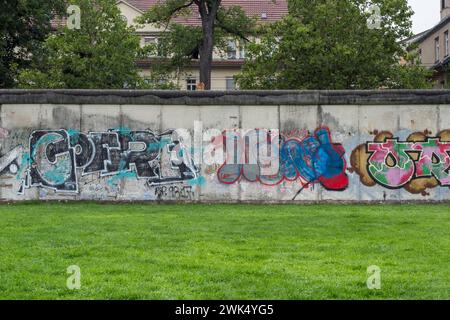 Une section préservée du mur de Berlin sur Bernauer Straße à Berlin, Allemagne. Banque D'Images