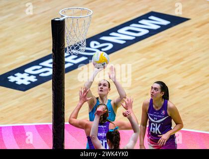 NOTTINGHAM, ROYAUME-UNI. 17 février 24. Loughborough Lightning v Surrey Storm lors de la Netball Super League Season Opener 2024 au Motorpoint Arena le samedi 17 février 2024, NOTTINGHAM, ANGLETERRE. Crédit : Taka G Wu/Alamy Live News Banque D'Images