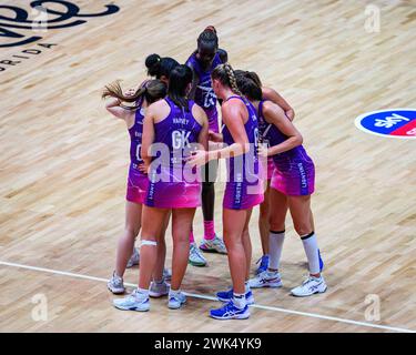 NOTTINGHAM, ROYAUME-UNI. 17 février 24. L'équipe Loughborough Lightning s'est serrée avant le match de Loughborough Lightning contre Surrey Storm lors de l'ouverture de la saison 2024 de Netball Super League au Motorpoint Arena le samedi 17 février 2024, NOTTINGHAM, ANGLETERRE. Crédit : Taka G Wu/Alamy Live News Banque D'Images