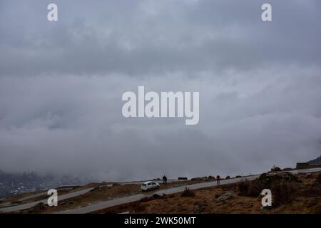 Srinagar, Cachemire, Inde. 18 février 2024. Les résidents marchent le long de la route pendant une journée pluvieuse à la périphérie de Srinagar, la capitale estivale du Jammu-et-Cachemire. Des chutes de neige fraîches ont été signalées dans les parties supérieures du Cachemire, tandis que les plaines ont connu des pluies, entraînant une baisse significative des températures. Le bureau météorologique a prévu des chutes de neige modérées à fortes ou des précipitations dans la vallée du Cachemire pour les trois prochains jours. (Crédit image : © Saqib Majeed/SOPA images via ZUMA Press Wire) USAGE ÉDITORIAL SEULEMENT! Non destiné à UN USAGE commercial ! Banque D'Images