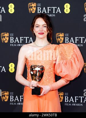 Emma Stone dans la salle de presse après avoir remporté le prix de la meilleure actrice pour Poor Things lors des BAFTA film Awards 2024, au Royal Festival Hall, Southbank Centre, Londres. Date de la photo : dimanche 18 février 2024. Banque D'Images