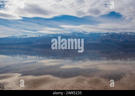 Le lac Manly n'apparaît pas souvent dans le bassin de Badwater dans le parc national de la Vallée de la mort, et est maintenant une destination touristique populaire. Banque D'Images