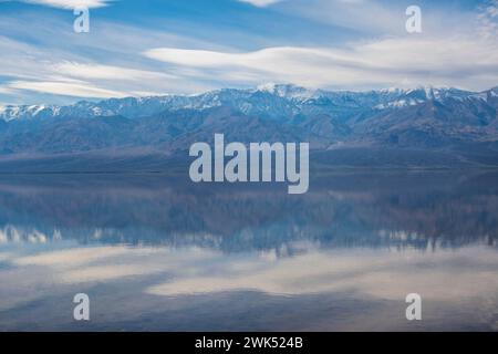 Le lac Manly n'apparaît pas souvent dans le bassin de Badwater dans le parc national de la Vallée de la mort, et est maintenant une destination touristique populaire. Banque D'Images